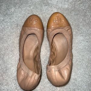 New never worn Tory Burch Flats. nude color. Tory Burch logo on top. Stretchy.
